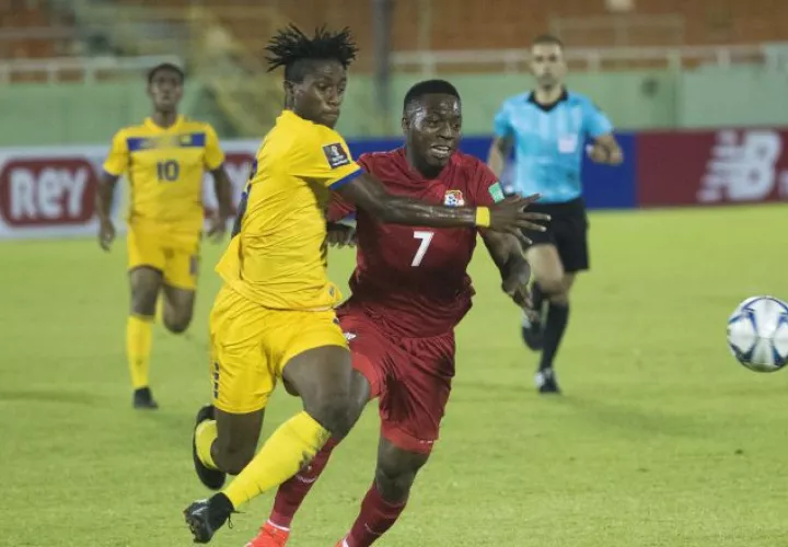 El panameño José Luis 'Puma' Rodríguez (der.) disputa el balón con  Carl Hinkson de Barbados. Foto:EFE