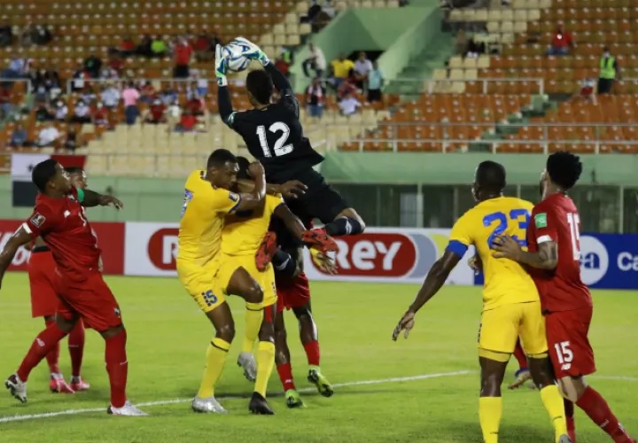El portero de Panamá 'Cuty' Mosquera se cuelga del balón. Foto:@Fepafut