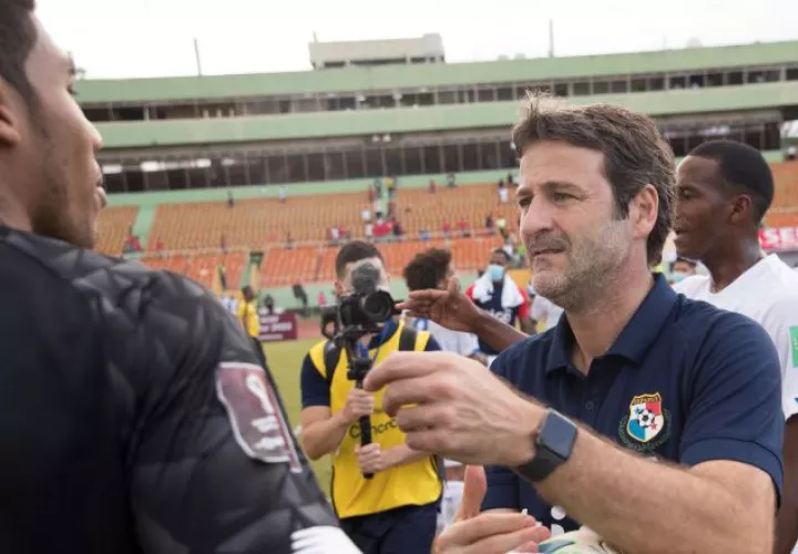 Thomas Christiansen conversa con Orlando 'Cuty' Mosquera, luego del partido. Foto:EFE
