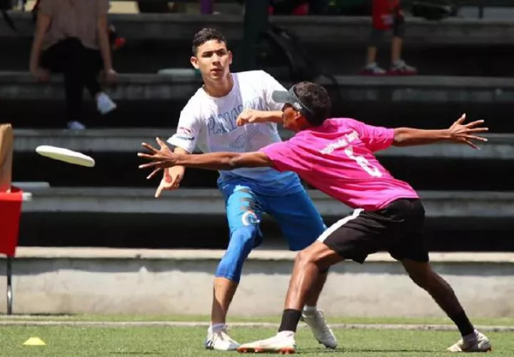 En el 'frisbee'  el jugador no puede correr cuando posee el disco, tiene 10 segundos para pasarlo a un compañero. Foto:EFE