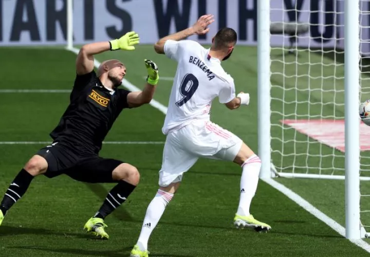 El delantero del Real Madrid Karim Benzema, y el portero del Eibar Marko Dmitrovic en acción durante el partido de ayer. Foto:EFE
