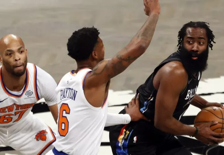 James Harden de los Nets (der.). Foto:EFE