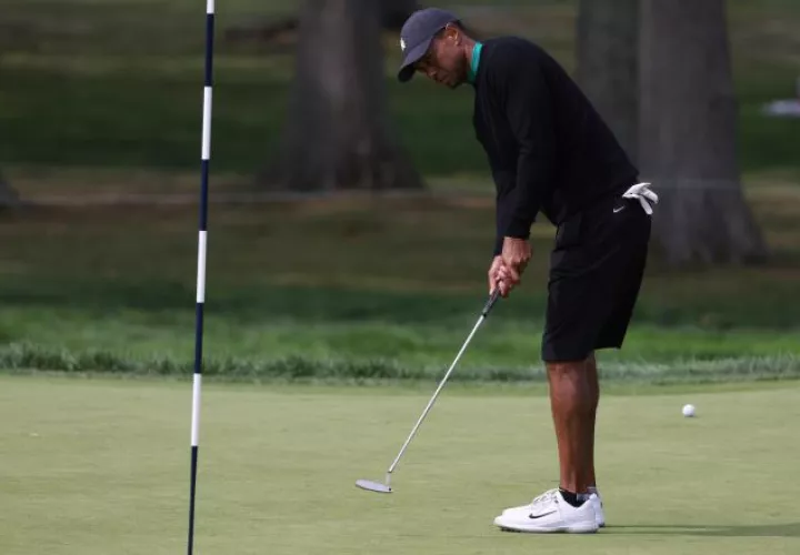 Las  lesiones podrían dejar fuera del circuito internacional profesional de golf a Tiger Woods, según los expertos. Foto:EFE