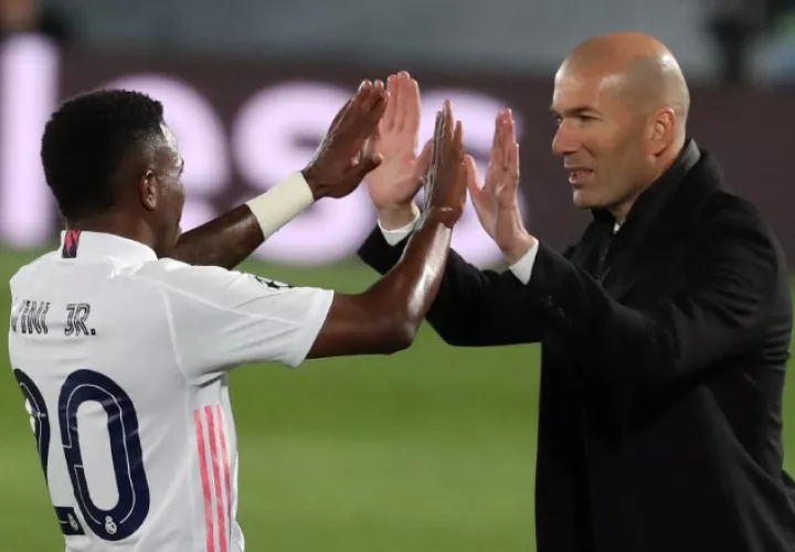 El entrenador Zinedine Zidane felicita al brasileño, Vinicius. Foto:EFE