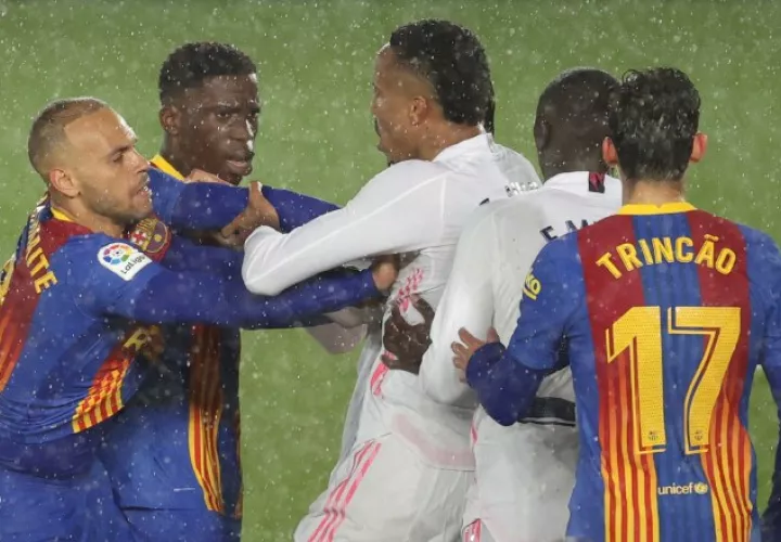 Martin Braithwaite (i) y Moriba Kourouma del Barcelona, forcejean con el defensa brasileño del Real Madrid, Militao. Foto:EFE