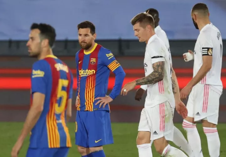 Jugadores del Barcelona y Real Madrid en el último clásico. Foto:EFE
