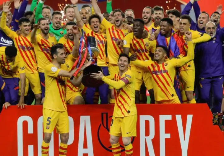 Jugadores y cuerpo técnico del FC Barcelona posan con el trofeo de campeones tras la final de la Copa del Rey. Foto:EFE