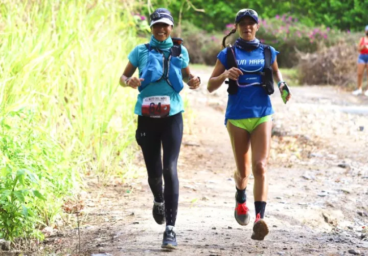 Estefanía Peña (izq.) y su hermana Valentina, durante la prueba de los 80 kilómetros del El Reto del Indio.