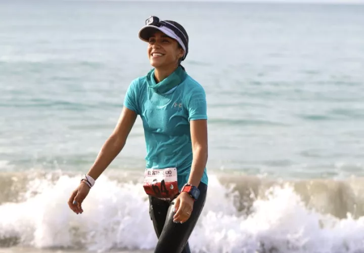 Estefanía Peña, muestra su felicidad tras llegar a la playa. Cortesía