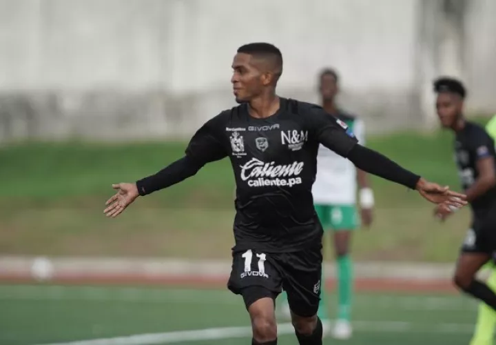 César Yanis festeja uno de sus goles. Foto:LPF