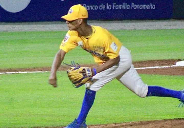 Joshua Saavedra lanzara por Los Santos. Foto:Fedebeis