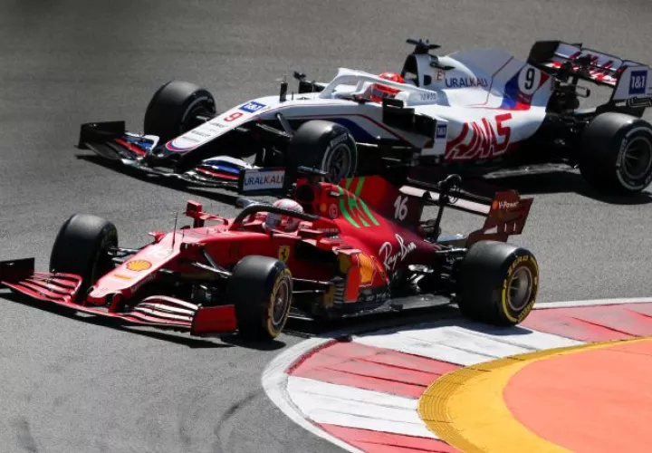 Charles Leclerc del equipo Ferrari y el ruso Nikita Mazepin. Foto:EFE