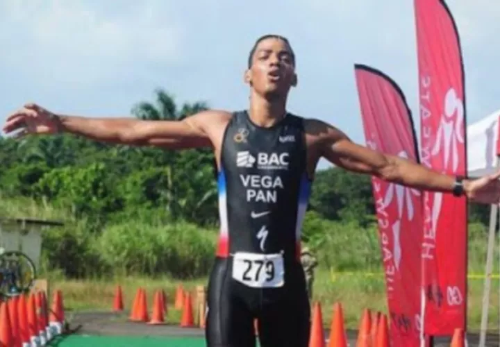 Peter Vega, ganador de la versión 2020 del triatlón de Sherman.  Cortesía