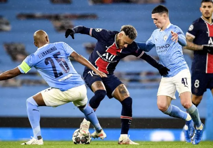 Neymar no pudo con la marca del Manchester City. Foto:EFE