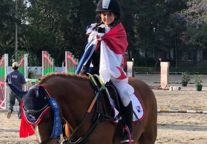 Sofía Ruiz con la bandera panameña. Foto: Cortesía