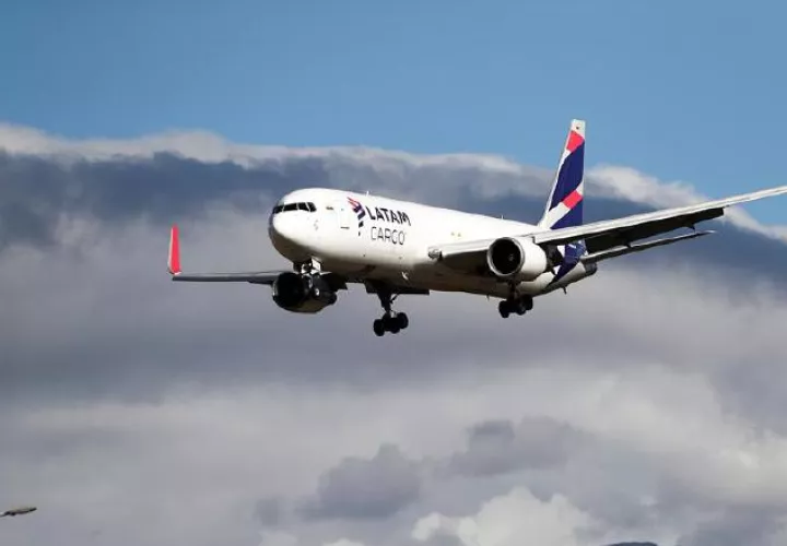 La aerolínea tiene suspendidos la mayoría de sus vuelos internacionales desde y hacia Chile desde inicios de abril. EFE