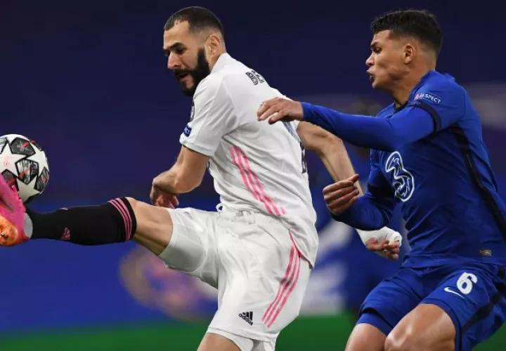 Thiago Silva del Chelsea marca a  Karim Benzema del Real Madrid. Foto:EFE