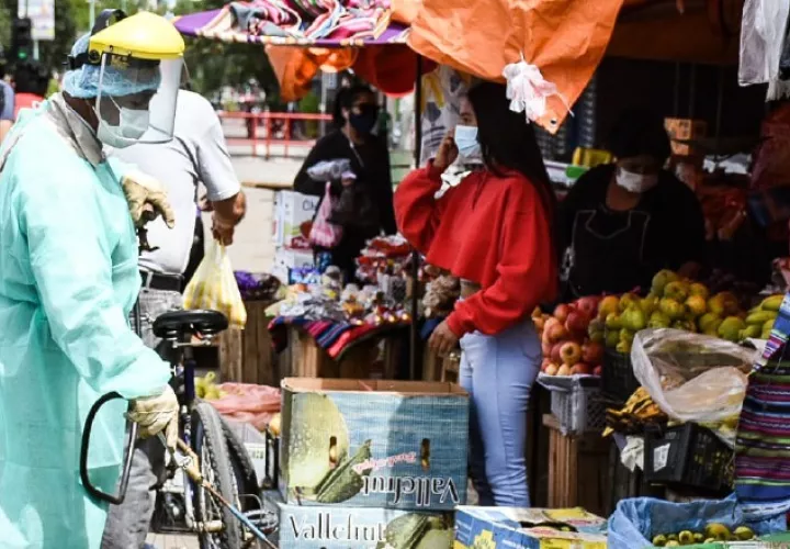 Las economías que dependen del turismo y de las materias primas EFE