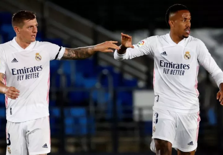 Toni Kroos (izq.) y el brasileño Militao del Real Madrid. Foto:EFE