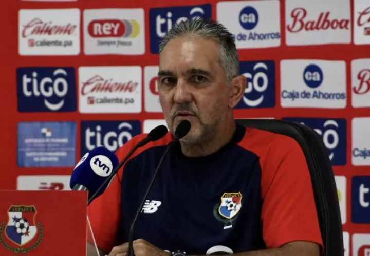 Shubert Pérez, técnico de la selección de  fútbol playa. Foto: Fepafut