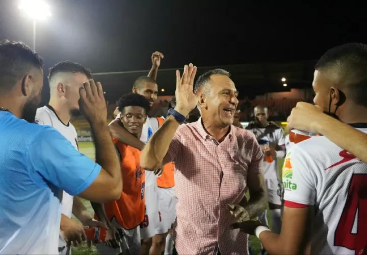 Saúl Maldonado (centro), festeja con sus jugadores.