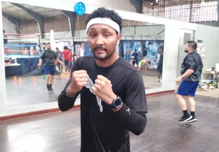 Anselmo 'Chemito' Moreno (izq.) y Jezreel Corrales entrenan en el Gimnasio Pedro 'Rockero' Alcázar.  Foto: Jaime A. Chavez R.