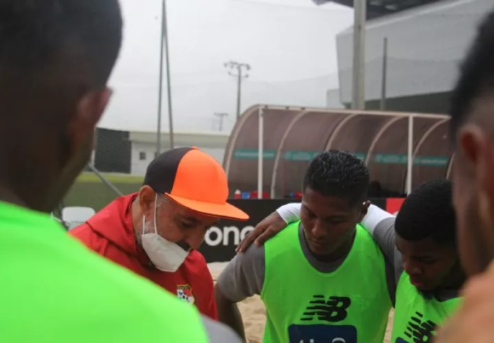 Shubert Pérez da algunas instrucciones. Foto:Fepafut