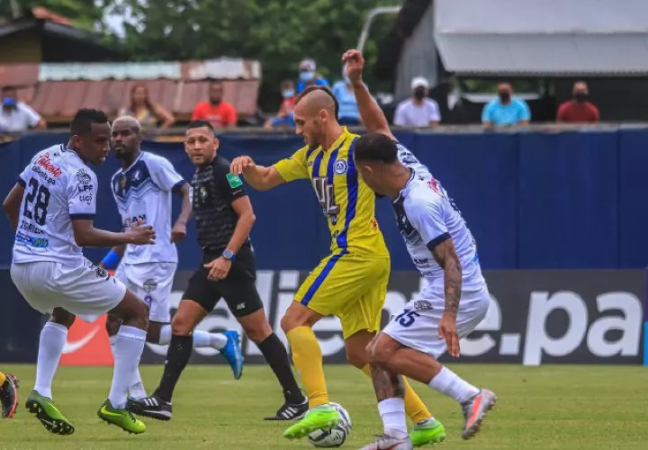 Universitario de Coclé y Veraguas empataron a cero goles en el partido de ida. Foto:LPF