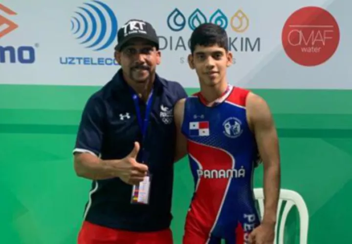 El entrenador José Manuel Ochoa (izq.) y  el pesista Juan Martínez.  Foto:@COP