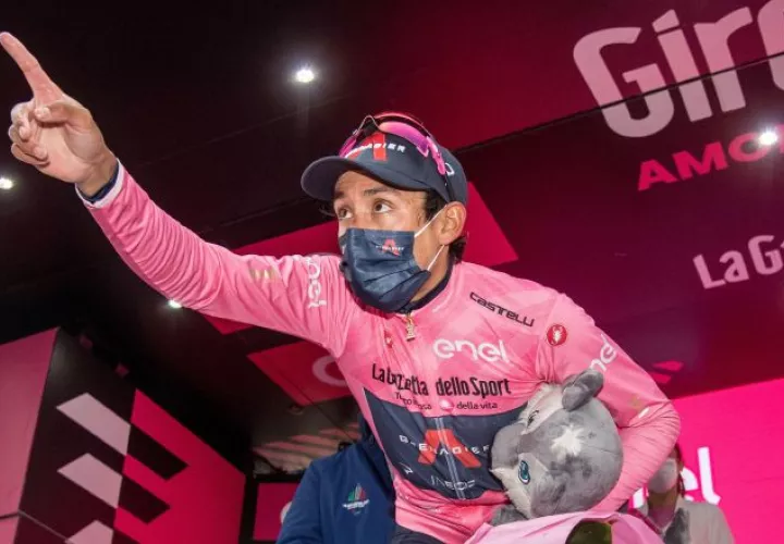 Egan Bernal mantiene liderato en Italia. Foto:Twitter
