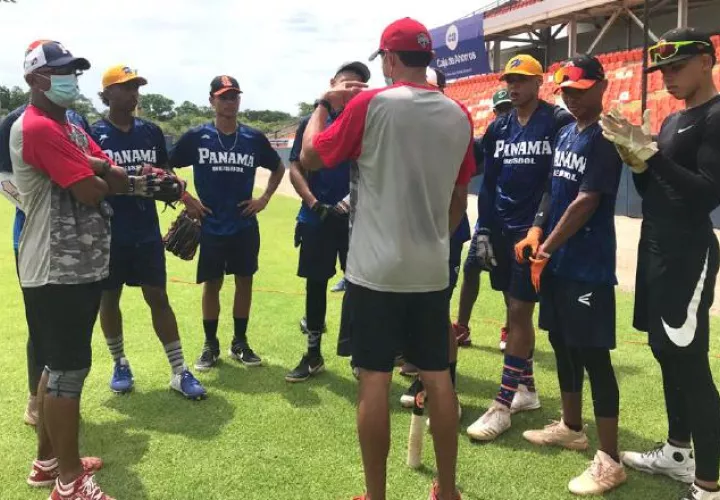 La preselección juvenil inició sus entrenamientos bajo la tutela de Rodrigo Merón (izq.) en el estadio Roberto 'Flaco Bala' Hernández. Foto:@Fedebeis