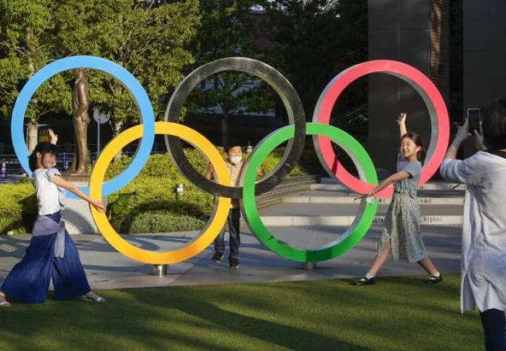 Aficionados se toman fotos con las argollas olímpicas cerca del Nuevo Estadio Nacional, un Estadio Olímpico para Tokio 2020, Japón. Foto:EFE