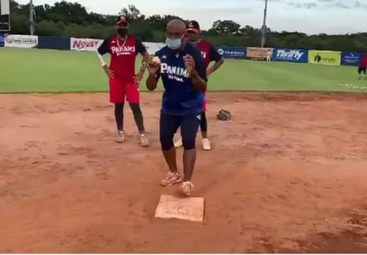 Rodrigo Merón da algunas instrucciones.