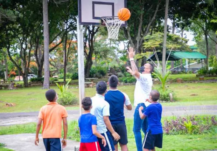 Blas Pérez con los niños en La Chorrera. Foto: Cortesía