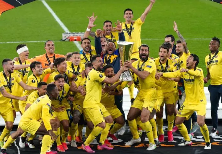 Los jugadores del Villarreal de España festejan con la copa de 'Europa League'. Foto:EFE