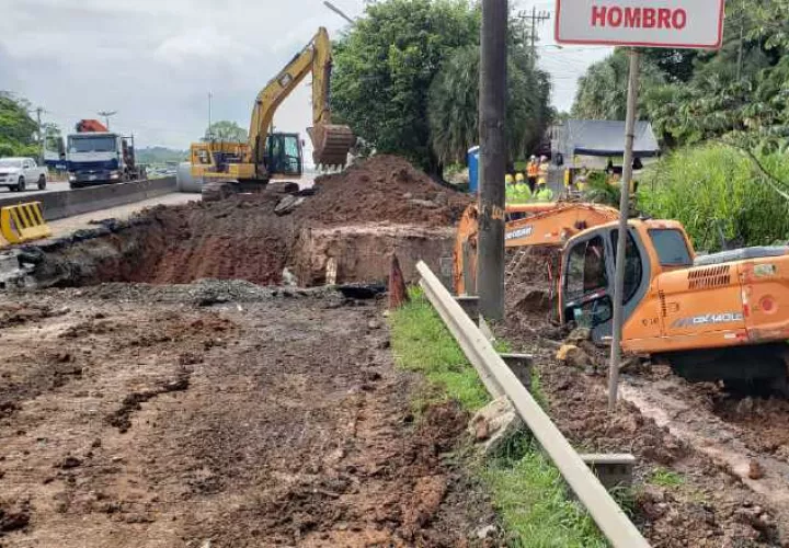 Ejecutan labores de reparación e implementan medidas para permitir el paso a los conductores. Erick Montenegro
