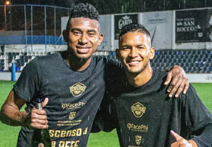 Jossiel Núñez (izq.) y Alberts Frutos lograron ascende con el Intercity en el fútbol español. Foto:Twitter