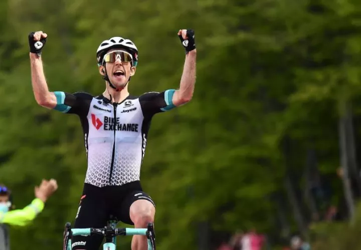 El británico Simon Yates ganó  en buena forma la etapa de ayer en el Giro. Foto:EFE