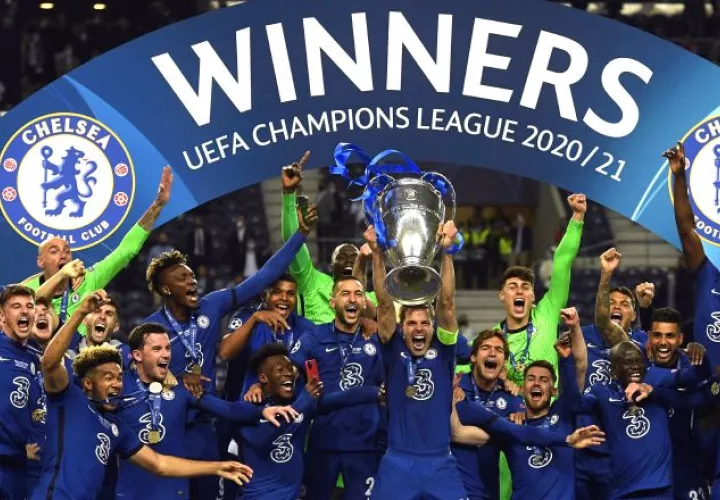 El capitán del Chelsea, César Azpilicueta, levanta la 'Orejona'. Foto:EFE 