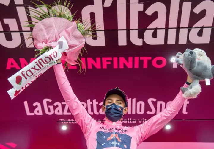 Egan Bernal se encuentra a un paso de ganar el Giro de Italia. Foto:EFE