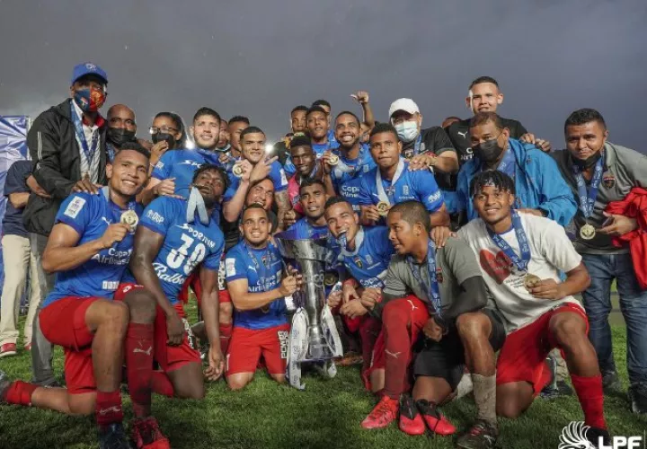 Plaza Amador con la copa de campeón del Apertura 2021 de la LPF. Foto:Twitter