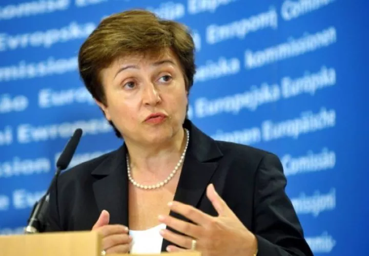 La directora general de la OMC, dijo que actualmente el mundo sufre un gran cuello de botella en la producción de vacunas. EFE