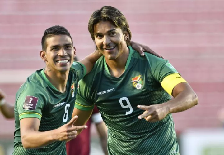 Marcelo Martins (der.) de Bolivia celebra un gol con Diego Bejarano contra Venezuela.  Foto:EFE