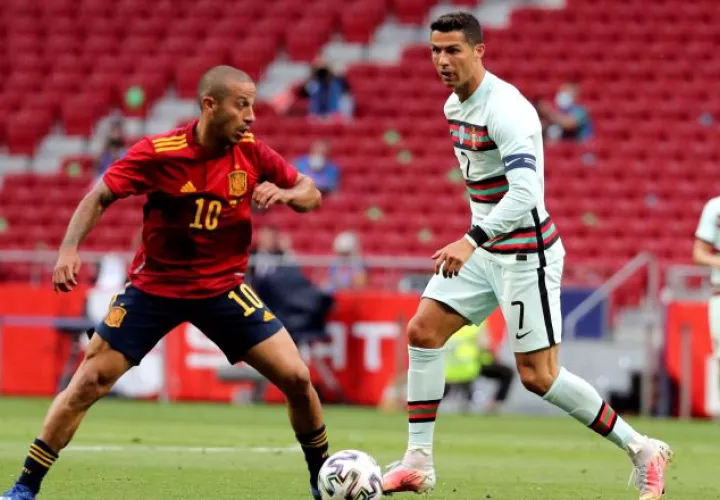 Thiago Alcántara (izq.) de España y  Cristiano Ronaldo de Portugal, disputan un balón Foto:EFE