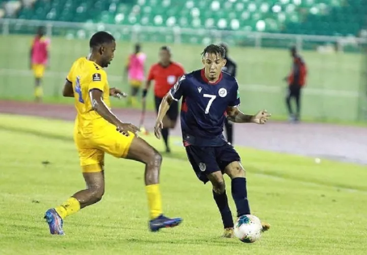 Edarlyn Reyes (der) de República Dominicana disputa el balón con Rashad Smith de Barbados. Foto:EFE