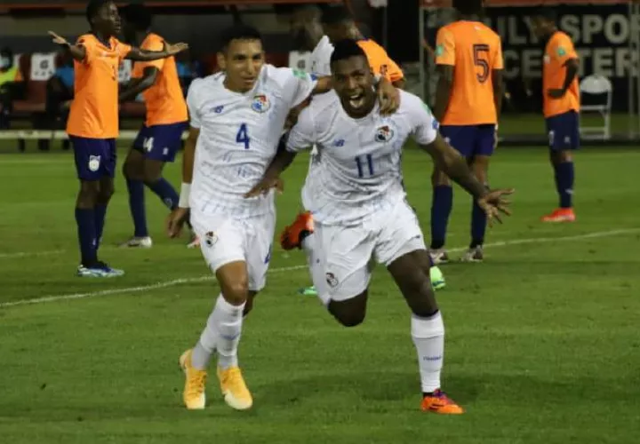 Armando Cooper (11) festeja uno de sus goles con Omar Córdoba (4).. Foto: Víctor Arosemena
