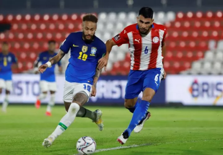 Neymar de Brasil (izq.)  y Júnior Alonso  de Paraguay. Foto:EFE  