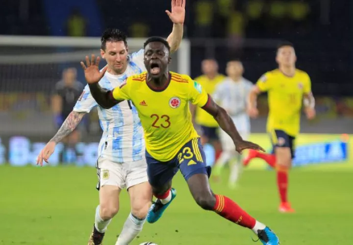 El argentino Messi (izq.) durante el juego ante Colombia. Foto:EFE