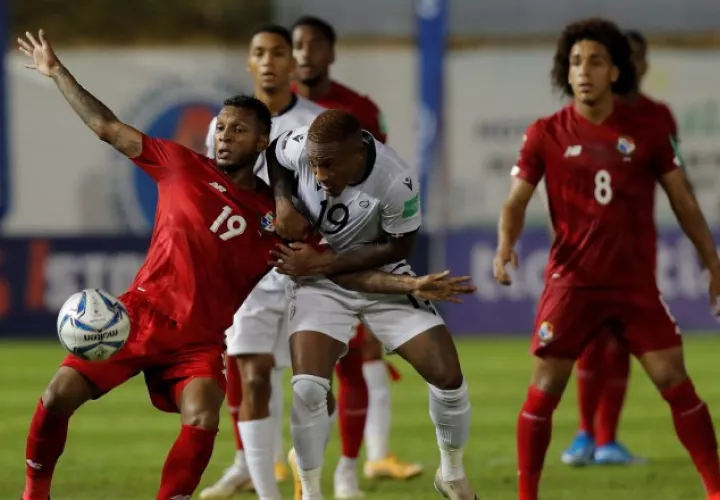 Alberto Quintero de Panamá (izq) disputa un balón con el dominicano Wilman Modesta, ante la mirada  del 'Coco' Carraquilla (8). Foto:EFE
