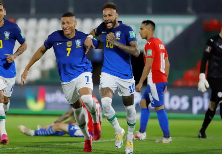 El jugador Neymar (c) de Brasil celebra un gol hoy, durante un partido de las eliminatorias sudamericanas entre Paraguay. Foto:EFE 